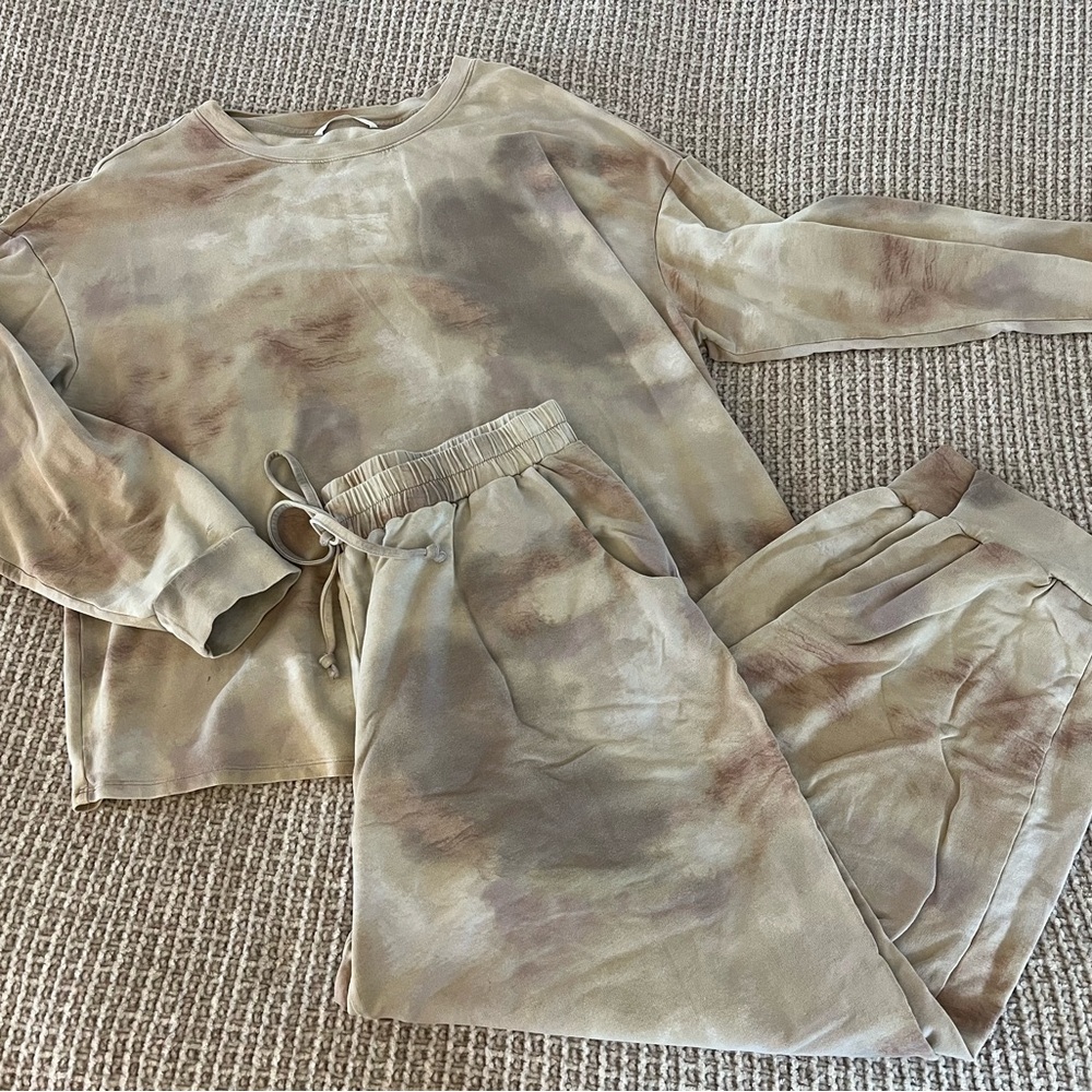Woman’s Tie-Dye Set